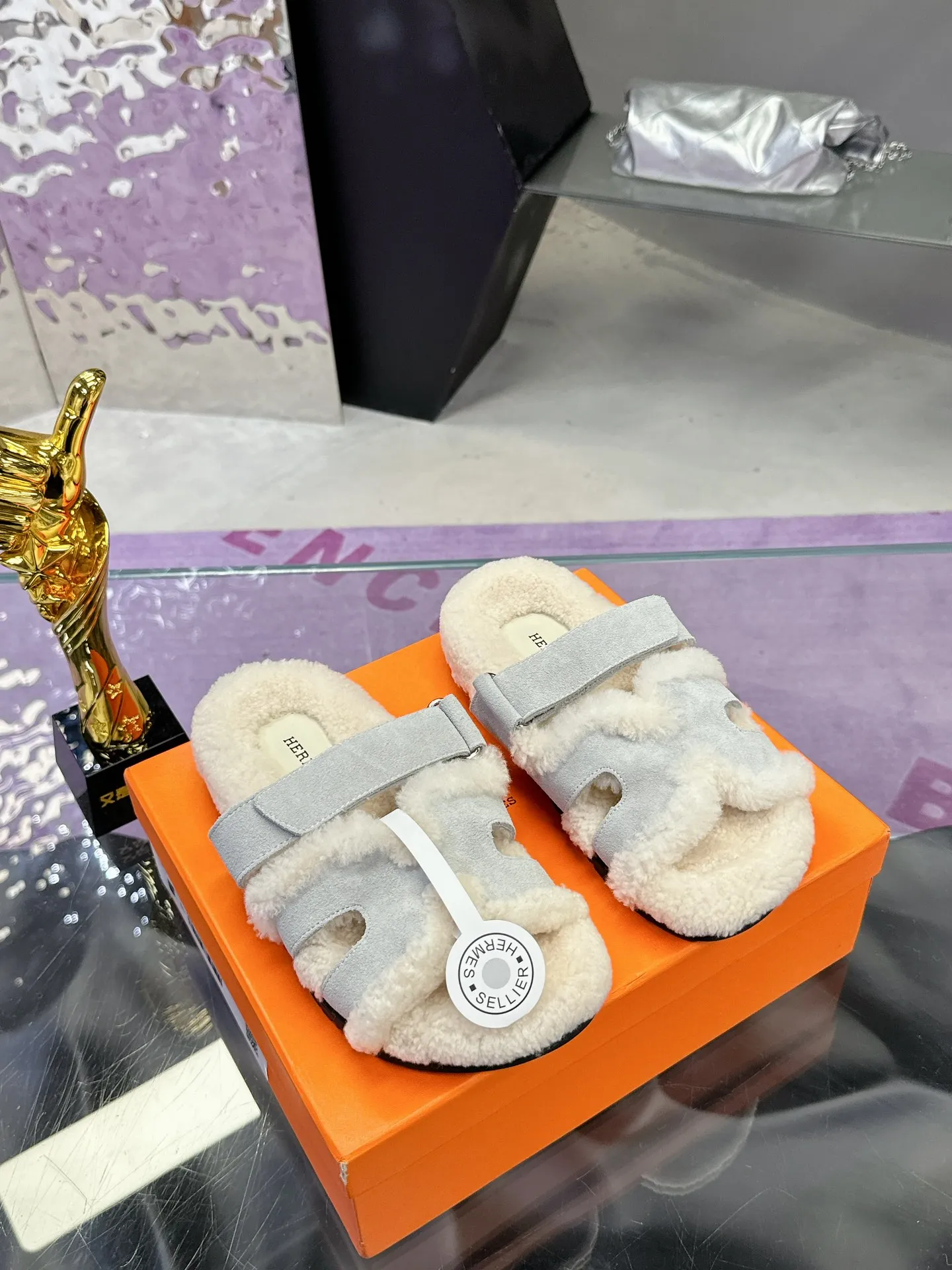 Factory price: 500💰 HERMES💗Ai Ma’s classic hot style second uncle🐑wool mop🆕 is coming. A must-have item for autumn and winter ✅ Versatile and fashionable at home and out on the street 🍀The colors are extremely colorful! Walking Tuscany! T men's shoes 💰R non-slip outsole super light ️ super comfortable on the feet without any binding feeling I can't stop drinking coffee ☕ my second uncle's slippers I can't take off Size number: 35-40 (41 made to order, non-refundable)
